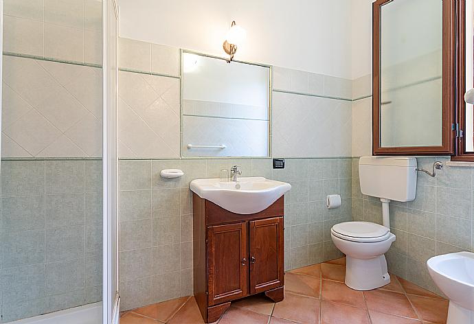 Family bathroom with shower . - Villa Gamma . (Galleria fotografica) }}