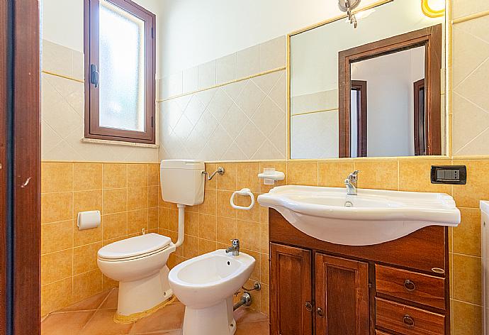 Family bathroom with shower . - Villa Gamma . (Galleria fotografica) }}