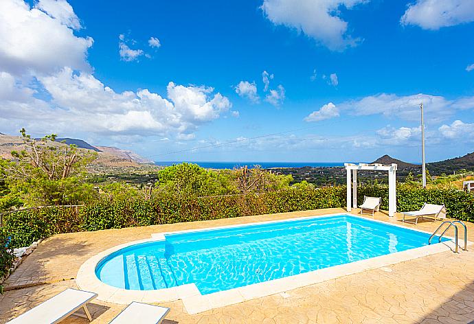 Private pool and terrace with sea views . - Villa Beta . (Photo Gallery) }}