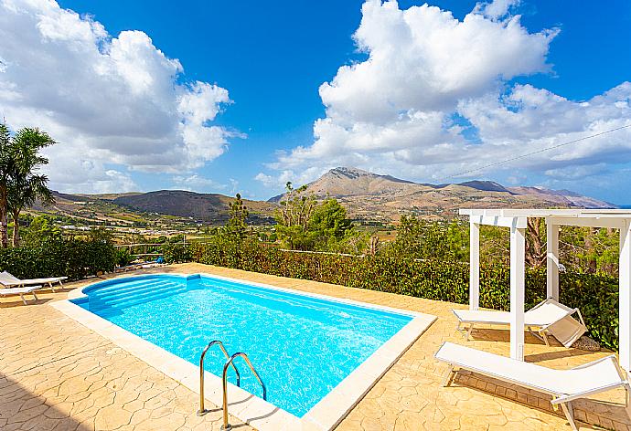 Private pool and terrace with sea views . - Villa Beta . (Photo Gallery) }}