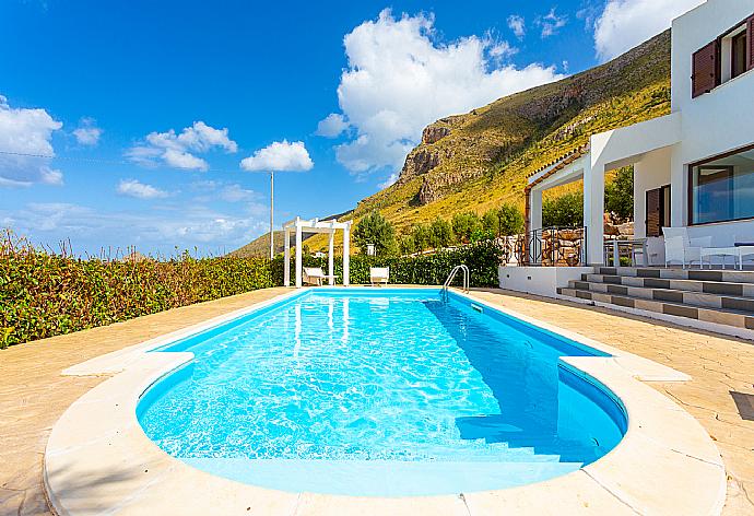 Beautiful villa with private pool and terrace with sea views . - Villa Beta . (Fotogalerie) }}