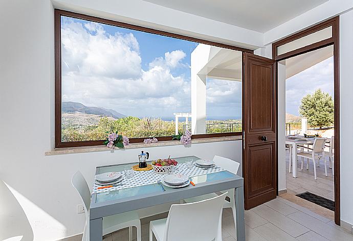 Open-plan living room with sofa, dining area, kitchen, A/C, WiFi internet, satellite TV, DVD player, and terrace access . - Villa Beta . (Galleria fotografica) }}