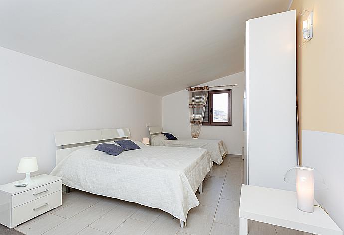 Twin bedroom (one double, one single) with A/C and balcony access . - Villa Beta . (Galleria fotografica) }}