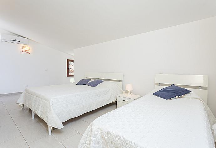 Twin bedroom (one double, one single) with A/C and balcony access . - Villa Beta . (Galleria fotografica) }}