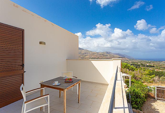 Balcony with sea views . - Villa Beta . (Photo Gallery) }}