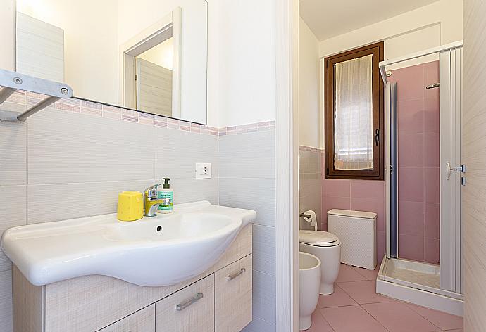 Family bathroom with shower . - Villa Beta . (Galleria fotografica) }}