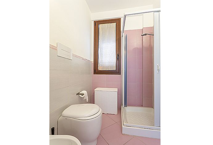 Family bathroom with shower . - Villa Beta . (Galería de imágenes) }}