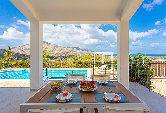 Sheltered terrace area . - Villa Beta . (Galería de imágenes) }}