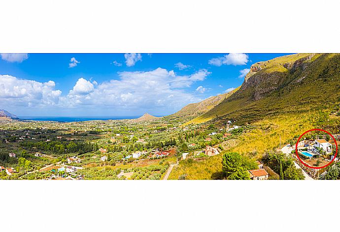 Aerial view showing location of Villa Beta . - Villa Beta . (Galerie de photos) }}