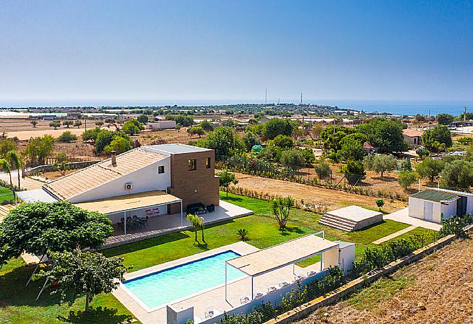 Aerial view of Villa Akos . - Villa Akos . (Galleria fotografica) }}