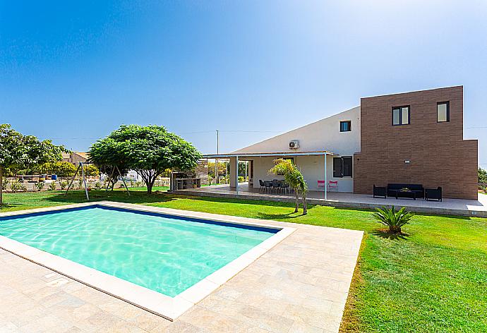 Beautiful villa with private pool, terrace, and garden . - Villa Akos . (Galerie de photos) }}