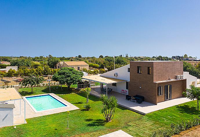 Aerial view of Villa Akos . - Villa Akos . (Galleria fotografica) }}