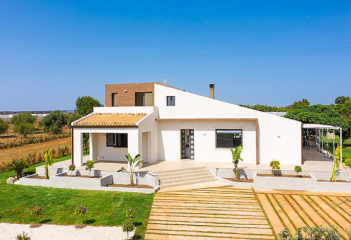 Beautiful villa with private pool, terrace, and garden . - Villa Akos . (Fotogalerie) }}