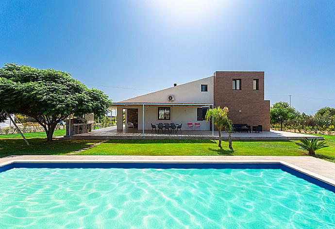 Beautiful villa with private pool, terrace, and garden . - Villa Akos . (Galleria fotografica) }}