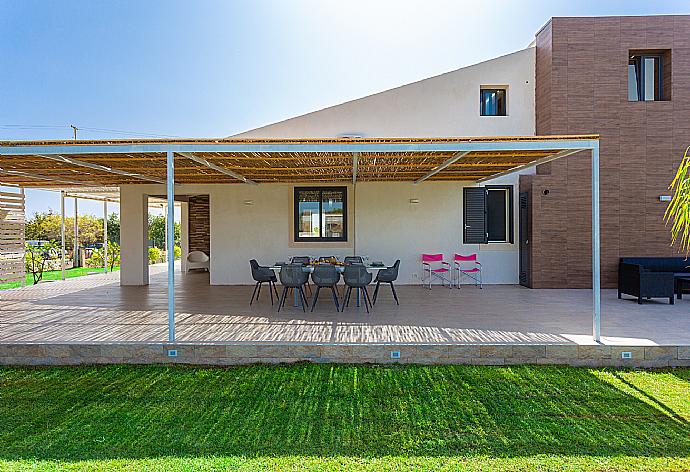 Sheltered terrace area . - Villa Akos . (Fotogalerie) }}