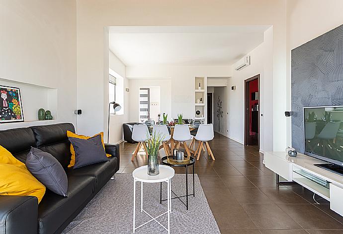 Living room with sofa, dining area, ornamental fireplace, A/C, WiFi internet, satellite TV, and terrace access . - Villa Akos . (Galerie de photos) }}