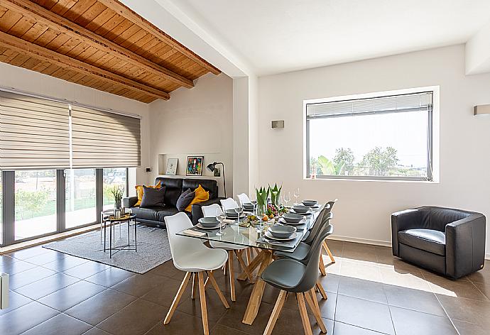 Living room with sofa, dining area, ornamental fireplace, A/C, WiFi internet, satellite TV, and terrace access . - Villa Akos . (Galería de imágenes) }}