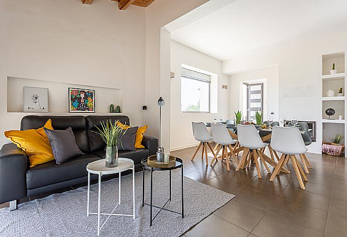 Living room with sofa, dining area, ornamental fireplace, A/C, WiFi internet, satellite TV, and terrace access . - Villa Akos . (Galleria fotografica) }}