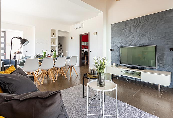 Living room with sofa, dining area, ornamental fireplace, A/C, WiFi internet, satellite TV, and terrace access . - Villa Akos . (Galleria fotografica) }}