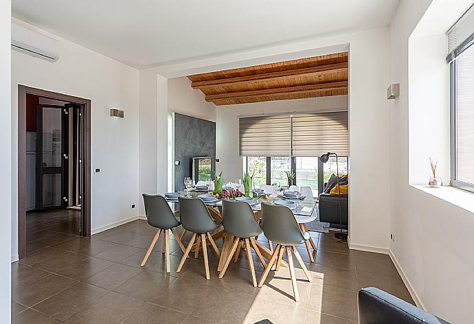 Living room with sofa, dining area, ornamental fireplace, A/C, WiFi internet, satellite TV, and terrace access . - Villa Akos . (Galerie de photos) }}