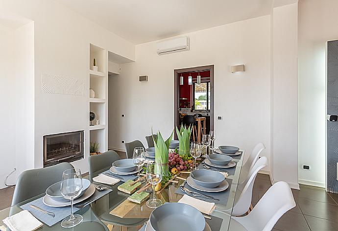 Living room with sofa, dining area, ornamental fireplace, A/C, WiFi internet, satellite TV, and terrace access . - Villa Akos . (Galerie de photos) }}