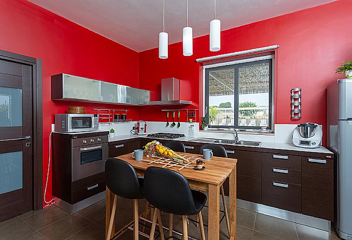 Equipped kitchen with dining area . - Villa Akos . (Galleria fotografica) }}