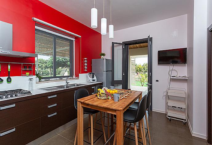 Equipped kitchen with dining area . - Villa Akos . (Fotogalerie) }}