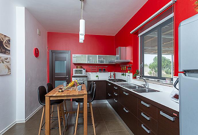 Equipped kitchen with dining area . - Villa Akos . (Galería de imágenes) }}