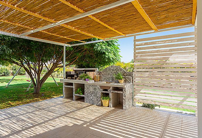 Sheltered terrace area with BBQ . - Villa Akos . (Galerie de photos) }}