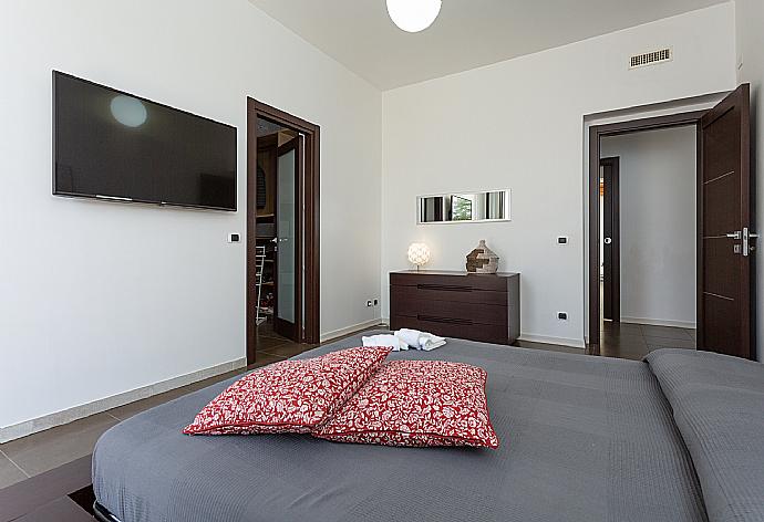 Double bedroom with en suite bathroom, A/C, TV, walk-in wardrobe, and terrace access . - Villa Akos . (Fotogalerie) }}