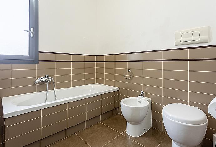 En suite bathroom with bath and shower . - Villa Akos . (Fotogalerie) }}