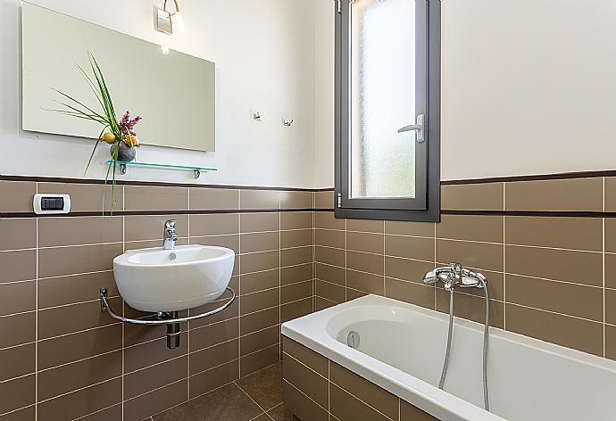 En suite bathroom with bath and shower . - Villa Akos . (Galleria fotografica) }}