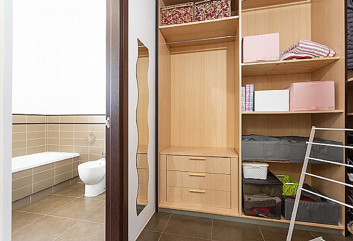 Walk-in wardrobe . - Villa Akos . (Photo Gallery) }}