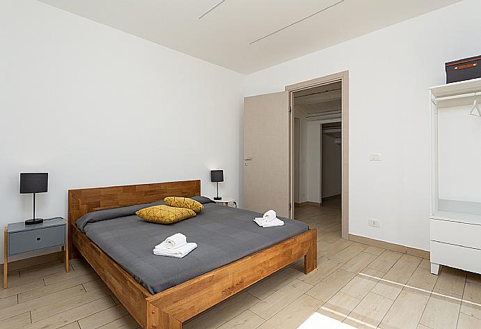 Double bedroom with en suite bathroom, A/C, and balcony access . - Villa Akos . (Galería de imágenes) }}