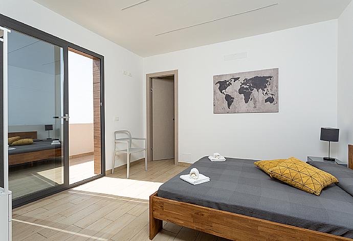 Double bedroom with en suite bathroom, A/C, and balcony access . - Villa Akos . (Fotogalerie) }}