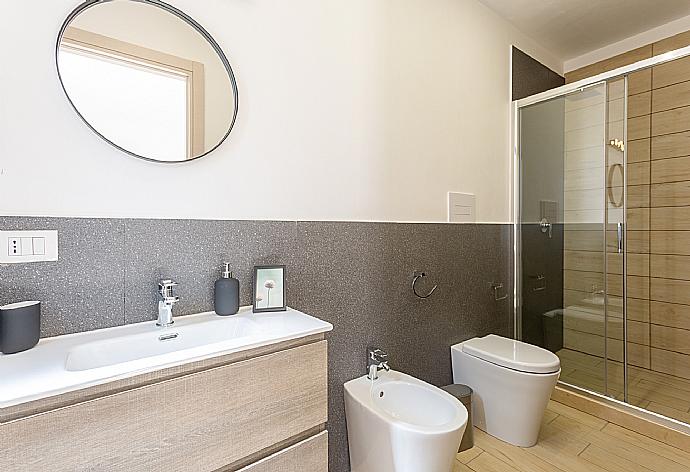 En suite bathroom with shower . - Villa Akos . (Galleria fotografica) }}