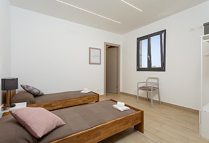 Twin bedroom with en suite bathroom and A/C . - Villa Akos . (Galleria fotografica) }}