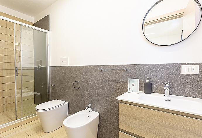 En suite bathroom with shower . - Villa Akos . (Fotogalerie) }}