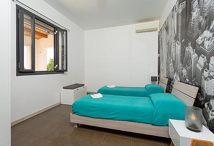 Twin bedroom with A/C . - Villa Akos . (Galería de imágenes) }}