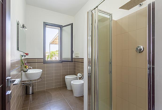 Family bathroom with shower . - Villa Akos . (Galería de imágenes) }}