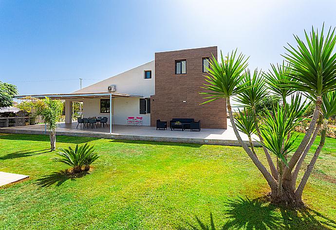 Garden area . - Villa Akos . (Photo Gallery) }}