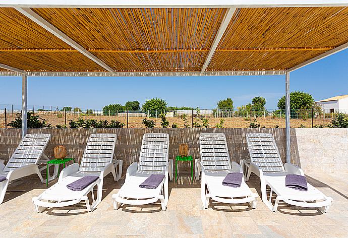 Terrace area . - Villa Akos . (Galerie de photos) }}