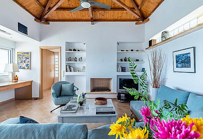 Living area with beautiful decor and TV  . - Villa Porfyra . (Galería de imágenes) }}