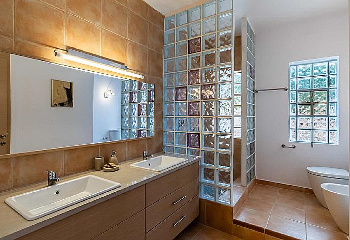 Family bathroom  . - Villa Porfyra . (Photo Gallery) }}