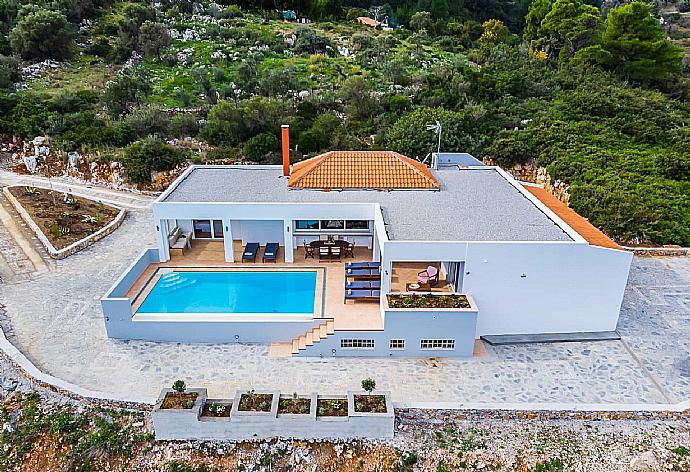 Aerial view of the Villa  . - Villa Porfyra . (Fotogalerie) }}