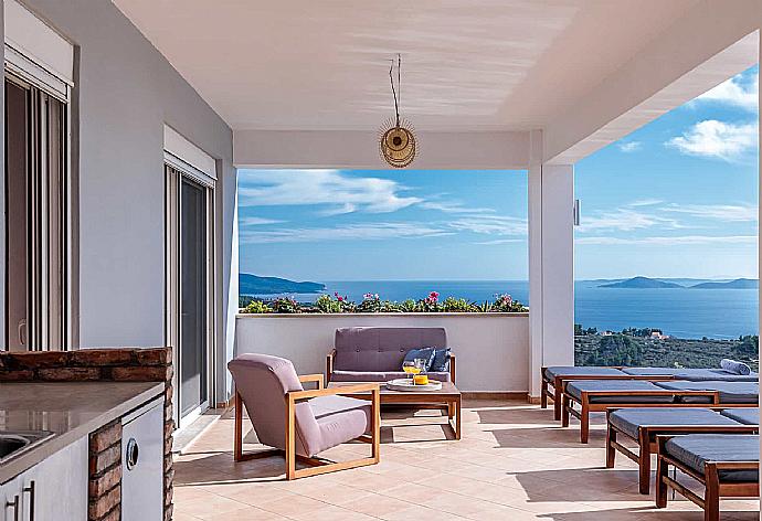 Outdoor coffee table  . - Villa Porfyra . (Fotogalerie) }}