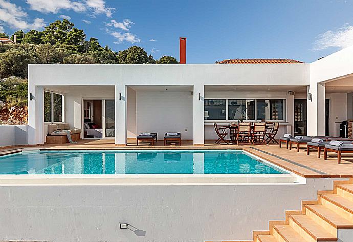 Private pool with sunbeds  . - Villa Porfyra . (Fotogalerie) }}