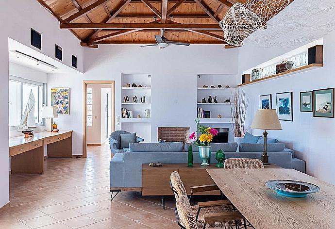 Living area with beautiful furniture  . - Villa Porfyra . (Galería de imágenes) }}
