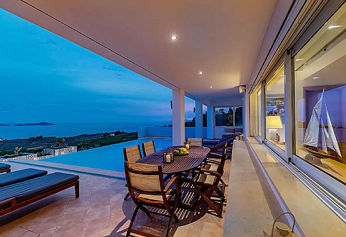 Outdoor dining at night  . - Villa Porfyra . (Fotogalerie) }}