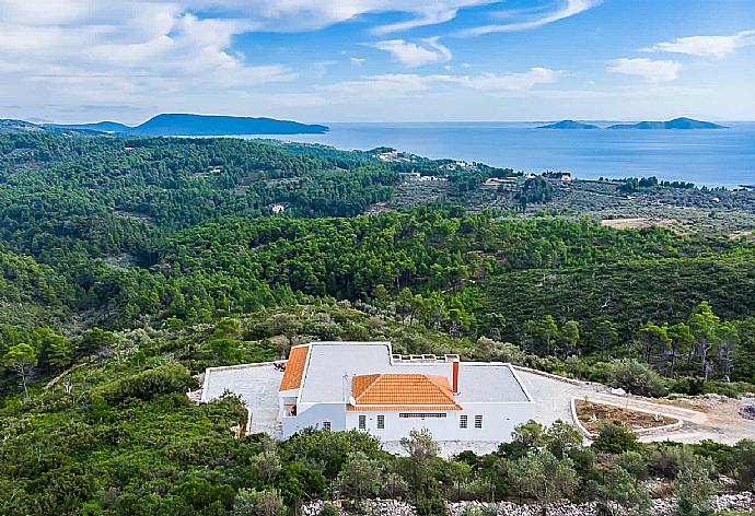 Aerial view of the Villa  . - Villa Porfyra . (Fotogalerie) }}